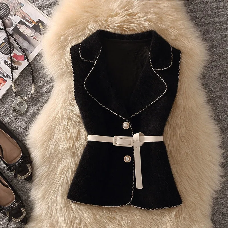 Women's sleeveless woolen jacket with buttons